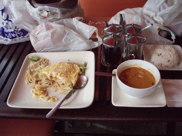 Pad thai, Massaman curry Pad thai, Massaman curry